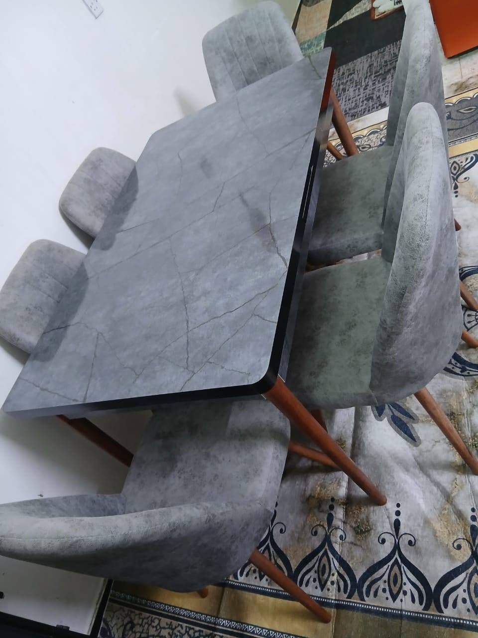 ميز جديد غير مستخدم يتوفر فيه 6 كراسي السعر 200 مجال قليل الشراي يتصل ***********
