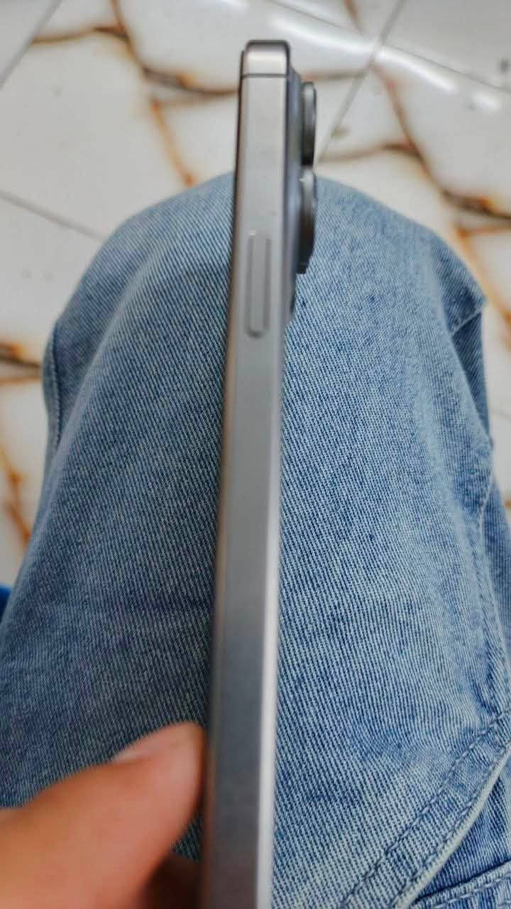  iPhone 15 Pro Max | للبيع
الموديل: iPhone 15 Pro Max
 اللون: تيتانيوم رصاصي (Natural Titanium)
 نسبة البطارية: 97% 🔋
 النظافة: الجهاز بحالة الوكالة (أخو الجديد)، نظيف جداً وخالي من أي عيوب أو شخط، استخدام حشيم.
 الملحقات: الجهاز يجي مع الكرتونة الأصلية فقط.
📞 للتواصل والاستفسار:
الرجاء التواصل للجادين فقط عبر الرقم (اتصال أو واتساب):
***********
