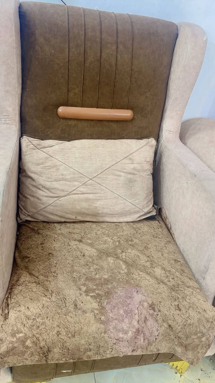 السعر ٢٢٥ تخم كامل لابي كسر ولانارل ولااي شي شوي تنضيف بلفرجه فقط  تخم كامل خمس قطع ثنين كبار وثنين كراسي وحده وسط وكلهم وياهم كوشات. كبار مكاني بصره حي رساله متواجد وتس مراسله ***********
