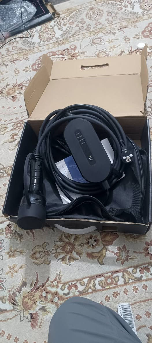 شاحن سيارات كهربائية
اللي يفيدة ينطيني سعر 
للاستفسار الاتصال على ***********
