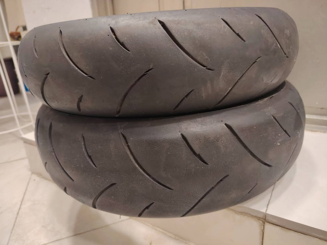 تأيرات. جلاتين. 
اصلي. باله. 
خلفي. 120/80/12MAXXlS
امامي.  120/70/12Uniform
شراي. يتصل. ***********
