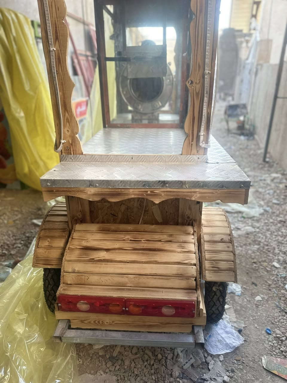 السلام عليكم للبيع مكينه شاميه وحب شكل سياره ديكور ومتحركه تسكام كلش مرتبه ومخزن داخلي كبير ينقفل 
اناره مخفيه وضاهريه بل حقيقه بعد احله من الصور وتجذب النضر  قياس الطول ٢م ونص //اما العرض من الاعلا٨٠ ومن تايرات متر  تكدر تخليه مكان حلو تشتغل بيه 
وتكدر تخليه باب محل هم تشتغل بيه والرزق على الله سبحانه وتعاله 
ملاحضه استخدام اقل الموسم 
رقم بيه وتساب *********** مازنجر مفتوح 
اما لسعر ١١ورقه 🫡والسلام عليكم
