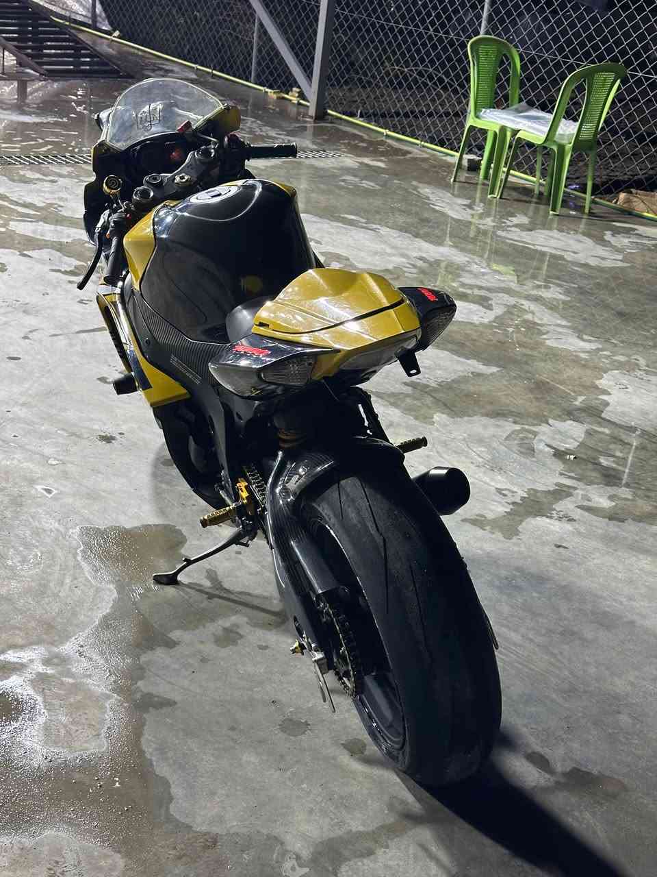 السلام عليكم شباب دراجه جكسر موديل 2008 الدراجه كفاله عامه دراجه مال جناي عليها ادامه كامله وبرمجه 3 مودات ويدات برمبو اصليه وقطع كاربون وعليها سلايدرات رياضي تفاصيل الدراجه اكثر ***********
