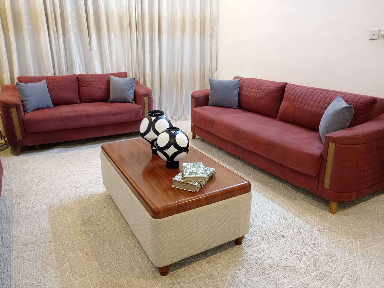 للبيع تخم تركي ماركه ١٠ مقاعد نظيف جدآ مخزن سرير هيكل حديد مقعد والظهر سبرنك للاستفسار الاتصال على الرقم ***********
