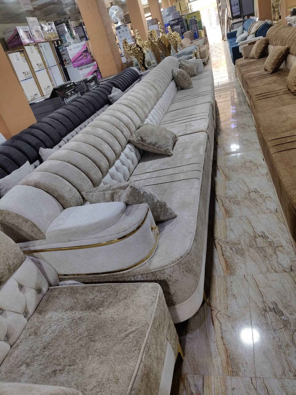 توفر لدى معرض الرائد للاثاث المنزلي 
دواوين احطاطه درجه اوله 
خشب بلوك اسود 
سفنج 10سانتيم 
طول 7امتار حرف L
قماش تركي وخاولي وكتان وغيرها 
يتوفر تفصال حسب الون 

بيع نقد واقصاط على الماستر كارد موضفين ومتقاعدين 
                          بلا مقدمه 
العنوان سوق بيجي شارع المصرف من جهة البانزين خانه الحكوميه 
***********
