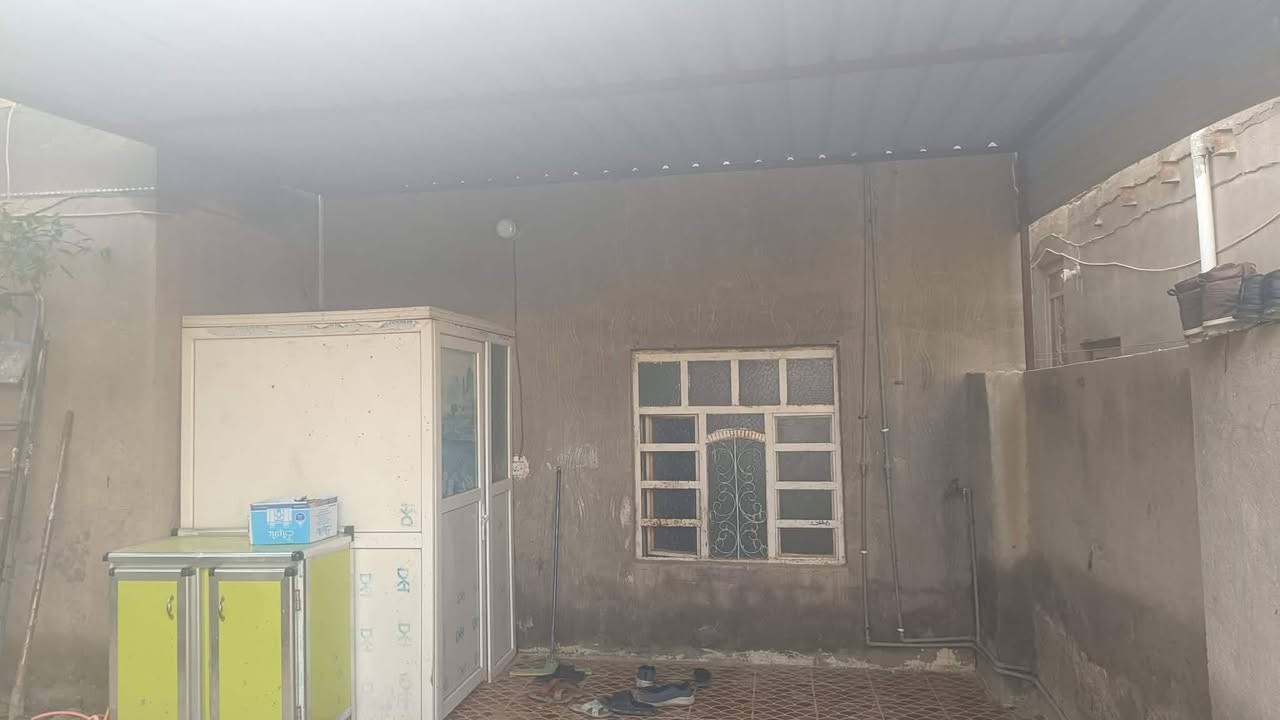 بيت للبيع طابو زراعي المساحة 180م العنوان الحمزة الغربي حي العسكري خلف ساحة ابو كلبجه كاع بيت معيوف يوجد فيه غرفتين وصاله ومطبخ واستقبال وصحيات داخلية وخارجية وخدمات ماء وكهرباء وتبليط السعر 50وبيه مجال بسيط البناء بلوك وطابوك الاستفسار الاتصال على الرقم ***********
