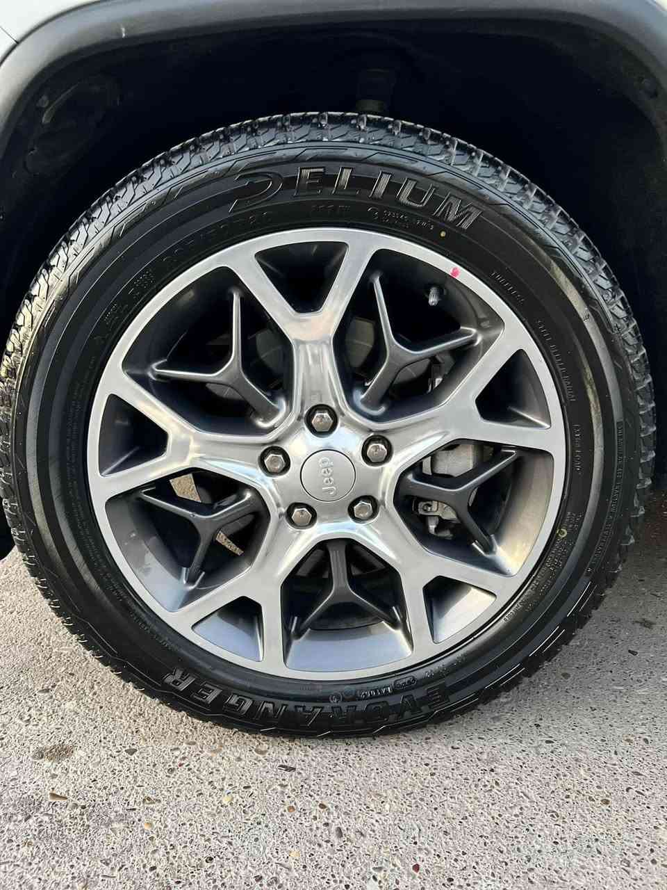 السلام عليكم جيب كراند شيروكي لمتدد 19 خليجي بااسمي هزه جديده سنويه ل٣٢ مااكتب كليشه طويله فول السياره للاخير سونارهه مرفق مع الصور السعر ٣٠$ السياره موجوده بالانبار الاتصال ***********
