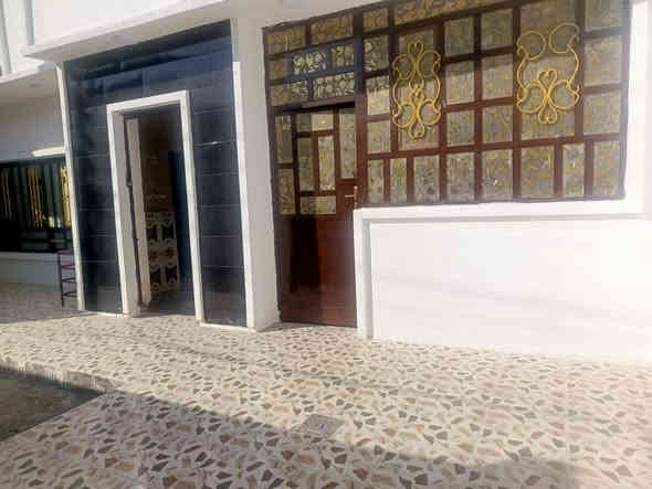 السلام عليكم ورحمه الله وبركاته 
بيت للبيع 200 متر سند اصلي طابو صرف
 بيه اجزه بناء تحويل مباشر بيت كلش حلو بناء طابوك  طابق ونص خريطه البيت بيه 4 غرف نوم كلش كبار بيه استقبال + هول عدد 2 بيه مطبخ حار وبارد + منوار+ ترك خلفي موجود بالصور +حمامات عدد 2 السطح مطبك شتايكر  درجه اولى ومسلط مزاريب  البيت جاهز من كلشي حاليا بيت جاهز للسكن كامل خدمات  ماء كهرباء شارع نظيف بي مجاري 
النصر والسلام مدخل شركة الفارس تقاطع الاولى
البيت غريب ع متوسطة الضحى 
السعر  130 مليون 
الاستفسار اتصل ع الرقم 
***********
*********** 
محمد العسافي 
بيه واتساب
