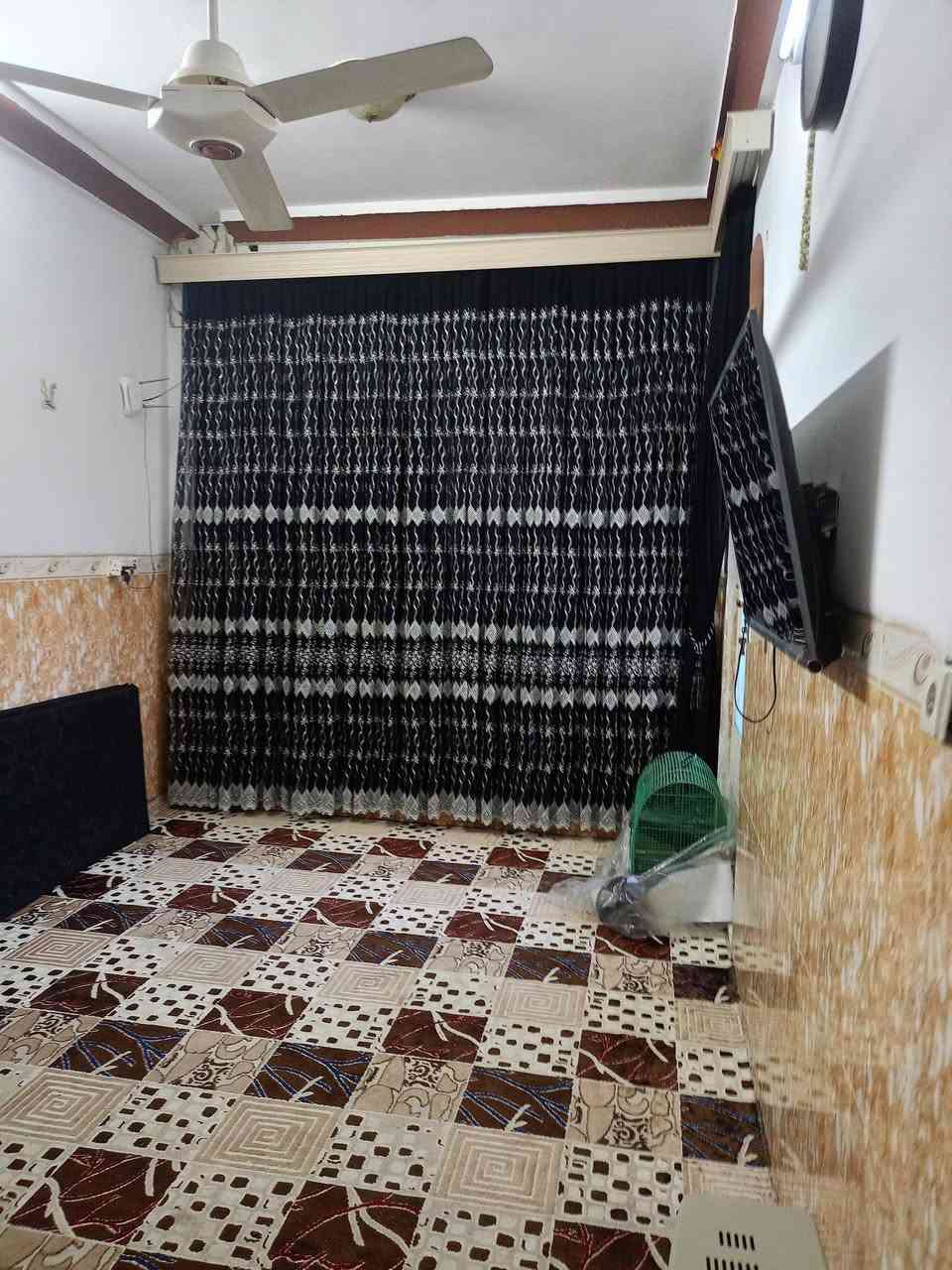 للبيع بيت مساحته 100 سند  في حي بكر وره جامع البديع ابواب جدد مصبوغ جديد بيت نضيف مابي اي شي لا فطر لا شي لا كسر يتكون من حوش و هول و تواليت 2 دخل و خارج و غرفتين وحده مال نوم وحده ستقبال و وحده فوك بيت و ترك و طارمه و مطبخ  نضيف اي شي مابي سعر 70 حيل مناسب وره البيت سوك يعني منطقه زينه حيل دكاكين يمك سوك يمك (رقم الهاتف ) ***********  )) ***********
