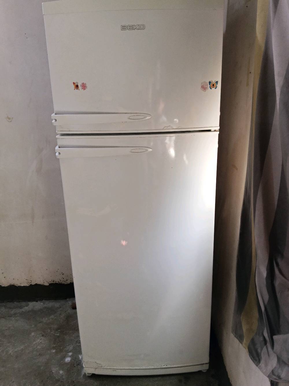 ثلاجه للبيع سعر 90وبيها مجال العنوان مفرق شوان