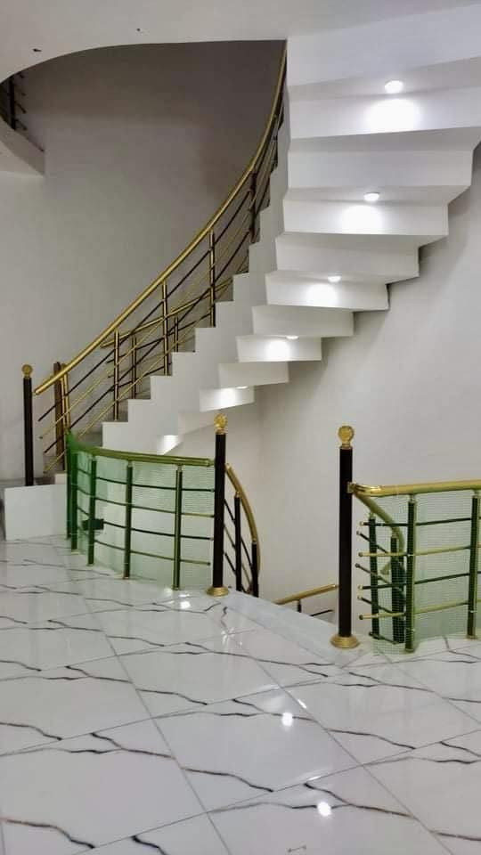 بسم الله الرحمن الرحيم
دار للبيع في المدائن /مقابل ‏مركز الشرطة￼ داخل شارع صالون قمة الجمال فرع سبلاش 

مساحة الدار 200 متر طابقين الطابق الأول يتكون من غرفة نوم + استقبال + صالة + مطبخ حار ومطبخ بارد + صحات + كراج

الطابق الثاني يتكون ثلاث غرف + صحيات 

الدار طابو صرف 

لمعرفة السعر الاتصال على هاذا الرقم:

***********

***********￼
