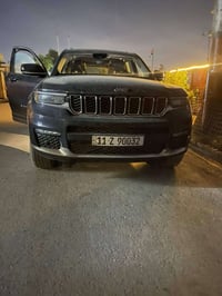 جيب شيروكي جراند 2023 ماشيه 10 الف ميل  حادث داعمه رصيف وراجعه التايرا...