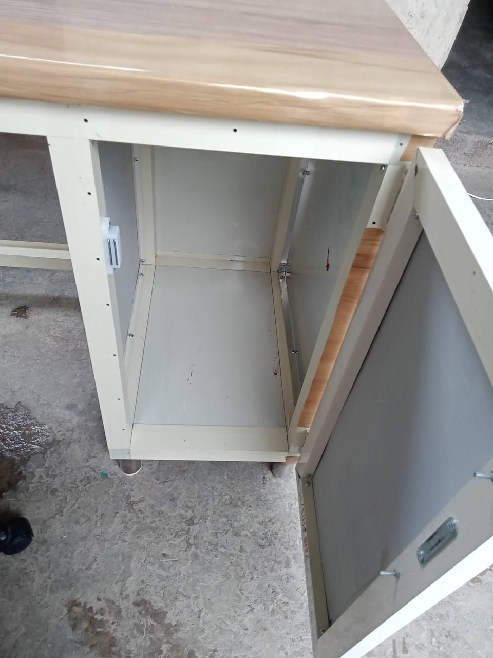 ميز المنيوم تفصال  مع كرسي دوار شغال الجك هم شغال الشراي ***********
