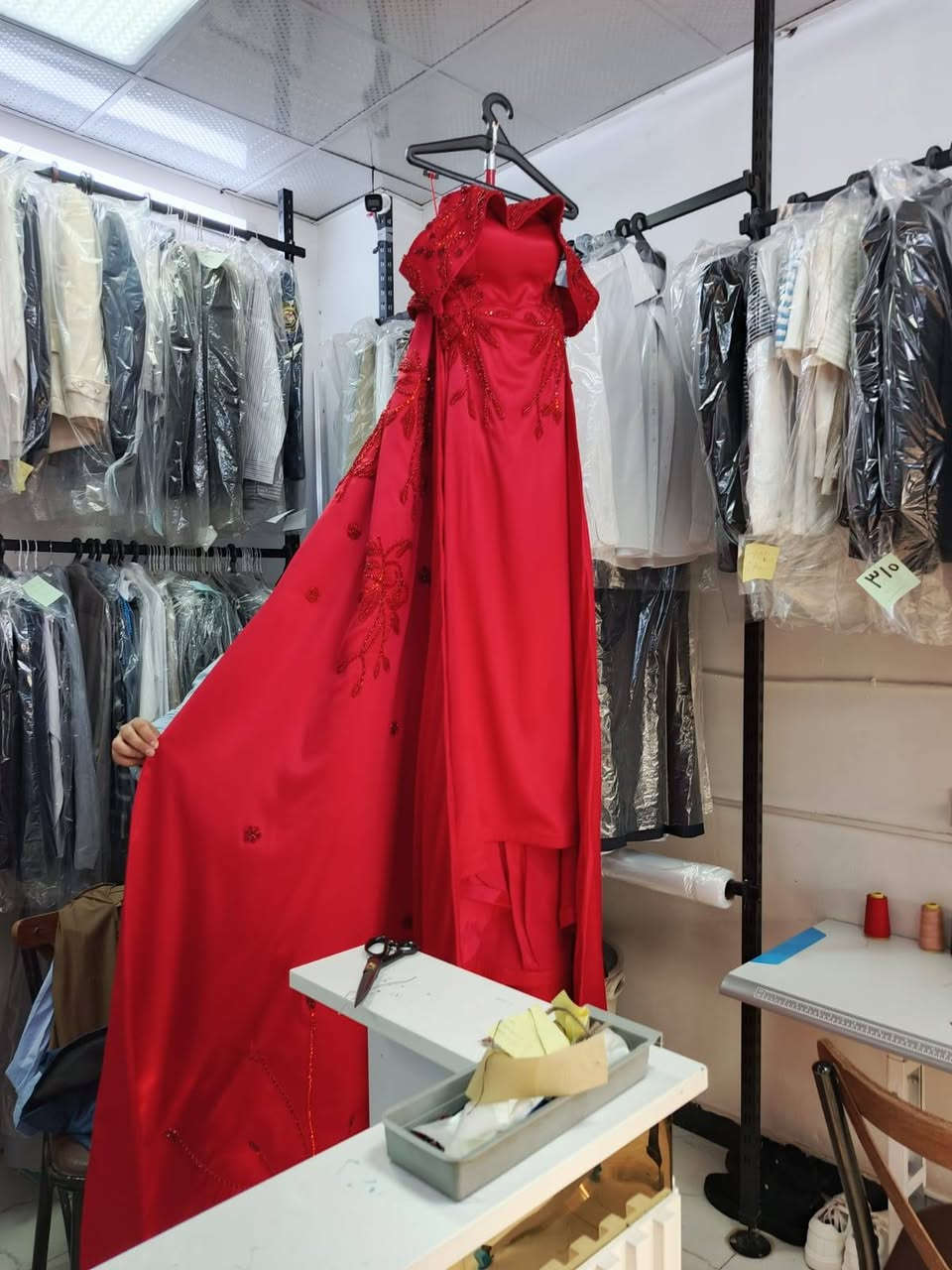 من اعمال مكوى وخياطة مكوى الدقة الحديث تم استلام اكبر فستان في منطقة حي الخضراء بطول ٣ امتار و٢٠cm يعتبر من اضخم الفساتين للاعمال المكوى مستعدون للاستلام كافه الفساتين الكبيره والعملاقه باحدث الاجهزه الحديثه دون الضرر في اعمال التطريز والاكسسورات
العنوان:  حي الخضراء _ الجمعية _ مقابل صيدلية الوهج  ***********
