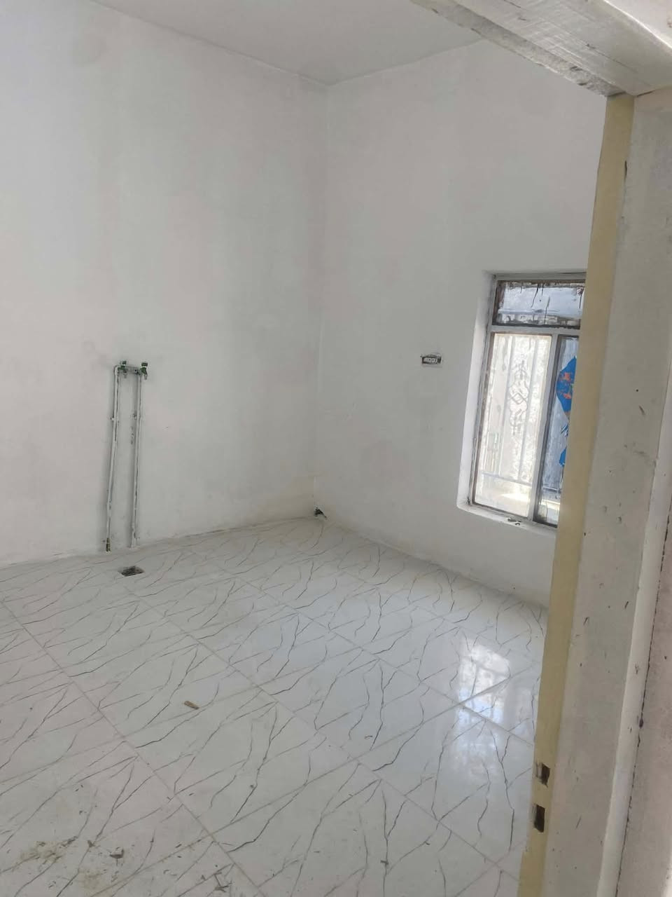 السلام عليكم بيت لليجار الموقع حي العسكري النگره قرب الجملون 
البيت متكون من غرفتين +مطبخ+استقبال +طرمه المساحه 180للستفسار ***********
