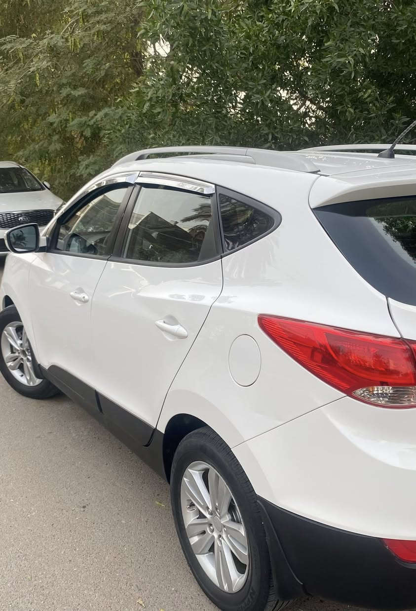 هونداي توسان 2014 خليجي بأسمي رقم بغداد  بيه خمس قطع  صبغ بدون دواخل بشرط اثر تيزاب راشين عليه محرك 2400دوش مكان السياره الاعظمية سبع ابكار الاتصال *********** السعر 132 وبيه مجال بسيط
