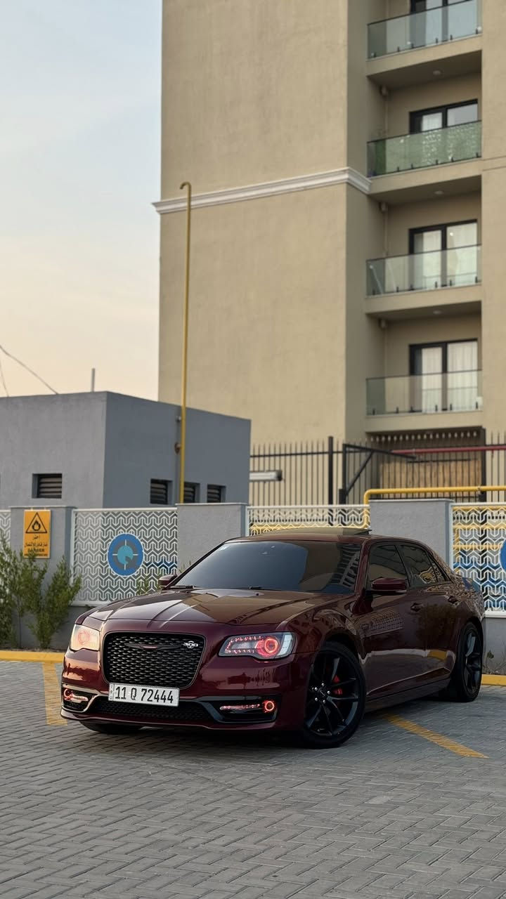 السلام عليكم كرايسلر SRT – Last Call موديل 2023
المحرك: V8 سعة 6.4 لتر (6,400 سي سي) – SRT

اللون: كرزي 

العداد: 11,000ميل 

الرقم: بغداد باسمي

الفئة: أعلى فئة – مواصفات خاصة

الموقع: بغداد

أهم المواصفات المتوقعة لكرايسلر SRT 2023 Last Call (أعلى فئة):

الاضافات :

اكزوز كورسا

تفريغ +برمجة 

ولف حماوه ريسنك حماوه ربع

اوركل بجم كامل متحرك 

الأداء:

محرك HEMI V8 سعة 6.4 لتر بقوة تقريبية 485 حصان.

ناقل حركة أوتوماتيكي 8 سرعات مع نظام تبديل السرعات من المقود.

نظام دفع خلفي

ويالهSRT رياضية قياس 20 إنش.

أضواء LED أمامية وخلفية مع إضاءة نهارية.

فتحات تهوية على غطاء المحرك لزيادة التبريد.

مقاعد جلد هلكات ، تبريد وتدفئة للمقاعد الأمامية +تدفئة للمقاعد الخلفيه.

شاشة وسطية Uconnect قياس 8.4 – 10.1 إنش (حسب النسخة) مع دعم Apple CarPlay و Android Auto.

عدادات رقمية SRT مع أوضاع قيادة رياضية (Track, Sport, Auto).

نظام صوتي فاخر Harman Kardon أو Alpine (19 سماعة).

مقود رياضي مسطح من الأسفل مع تحكمات متعددة.

السلامة والمساعدة:

نظام تحذير من التصادم الأمامي (FCW).

نظام مراقبة النقطة العمياء (Blind Spot Monitoring).

حساسات أمامية وخلفية + كاميرا رؤية خلفية.

نظام مانع انزلاق + تحكم إلكتروني بالثبات.

صبغ جاملغ وبنيد فقط

المكان بغداد

للاستفسار 

***********
