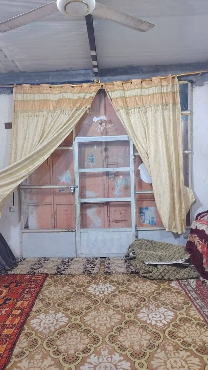 سلام عليكم بابين خارجي جديد ونضيف خمس قطع وداخلي جام الستفسار رقم الهاتف ***********
