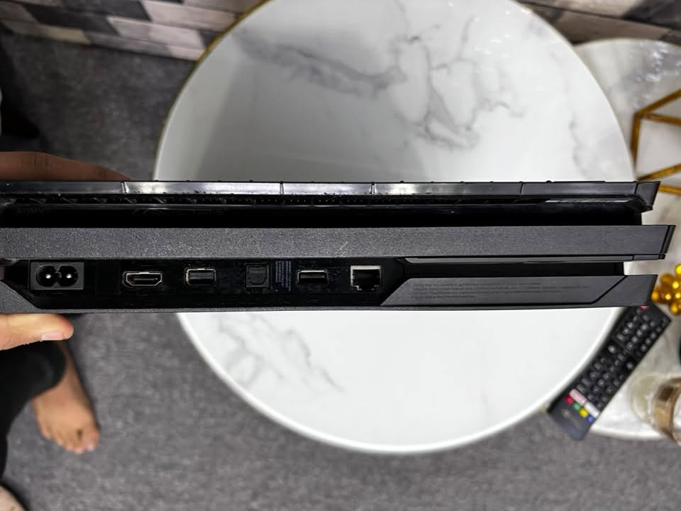 من رخصة الادمن                                                             🎮 للبيع: بلايستيشن 4 برو (PS4 Pro) بنظافة ممتازة مع كامل ملحقاته 🎮
السلام عليكم شباب، عندي جهاز PlayStation 4 Pro للبيع، الجهاز نظيف جداً واستخدام حشيم، وشغال 100% بدون أي مشاكل أو حرارة.
📦 الملحقات الويا الجهاز:
 جويستيك (يدتين تحكم): عدد 2 شغالين وبحالة ممتازة.
 الأقراص (الألعاب): 3 أقراص ألعاب أصلية 
 كامل الملحقات: (واير الطاقة الباور + كابل HDMI + واير شحن اليدات).
 الموقع: بغداد 📍
 للتواصل والاستفسار (اتصال أو واتساب): 📞 ***********
ملاحظة: البيع كاش ومستعجل، والشراي المباشر يتفضل يتصل وماقصر وياه
