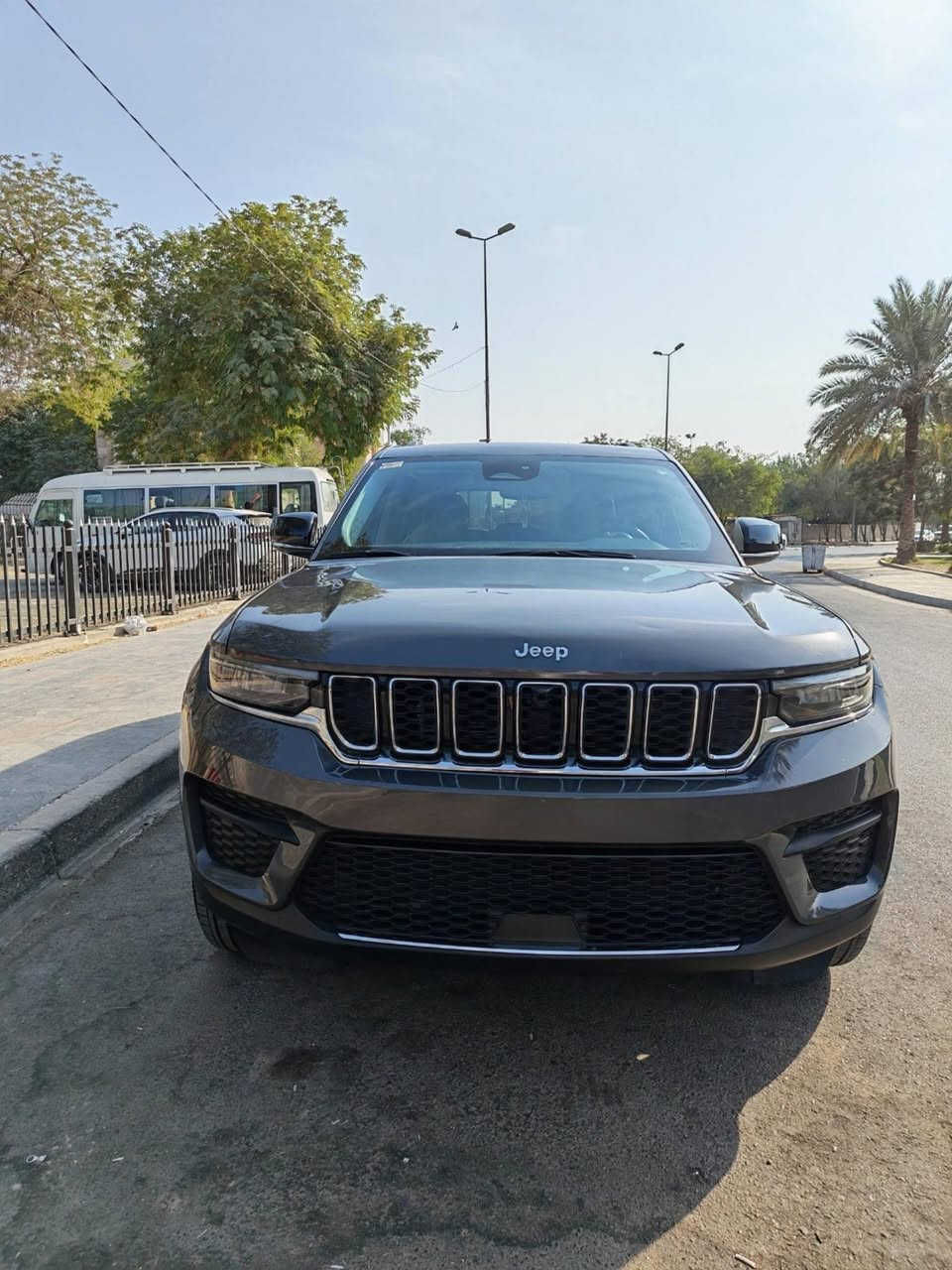 جيب كراند شيروكى 2024 لاريدو X 
 وارد امريكي دخول جديد 
سيارة اخت الزيرو
حادثهة سطحي فقط الجاملغ والباب الايمن بدون ايرباك 
العداد:  12.000 M
الون نفطي
5 راكب 
رقم  اربيل جديد
المحرك: 3.6 لتر 6 أسطوانات (V6)
القوة الحصانية: 293
عزم الدوران (نيوتن-م): 352
ناقل الحركة: اوتوماتيك 8 سرعات
المواصفات:
*نظام دفع رباعي 4X4 متطور
*فتحة سقف 
*دخول ذكي بدون مفتاح
*ويل المنيوم قياس 18 انج
*شاشة التحكم الرئيسية لمس بنظام Uconnect 5 بقياس 8.4 انج مع نظام ملاحة
*شاشة القيادة الرقمية بقياس 10.25 انج
*رادار تفاعلي مع خاصية التوقف والانطلاق
*تحذير النقطة العمياء
*تحذير الخروج عن المسار
*نظام المحافظة على البقاء فى المسار
*حساسات خلفية
*نظام مانع تصادم خلفى
*نظام القيادة شبه الذاتية
*مقصورة الركاب من الجلد الفاخر
*مقعد السائق كهربائي
*نظام ابل كار بلاى و اندرويد اوتو لاسلكي
*نظام صوتي فاخر 9 سماعات من ALPINE
*دخول ذكي (بصمة)
*مصابيح أمامية أوتوماتيكية مع مصابيح نهارية وكشافات ضباب LED
*نظام التحكم التلقائي في الضوء العالى
*ماسحات زجاج أمامي حساسة للمطر
*وسائد هوائية أمامية متعددة المراحل ووسائد هوائية جانبية ووسائد هوائية أمامية/خلفية.
*نظام التحكم الإلكتروني بالثبات.
مكان السياره : بغداد المنصور
الاستفسار اتصال والواتساب
***********
 ***********
