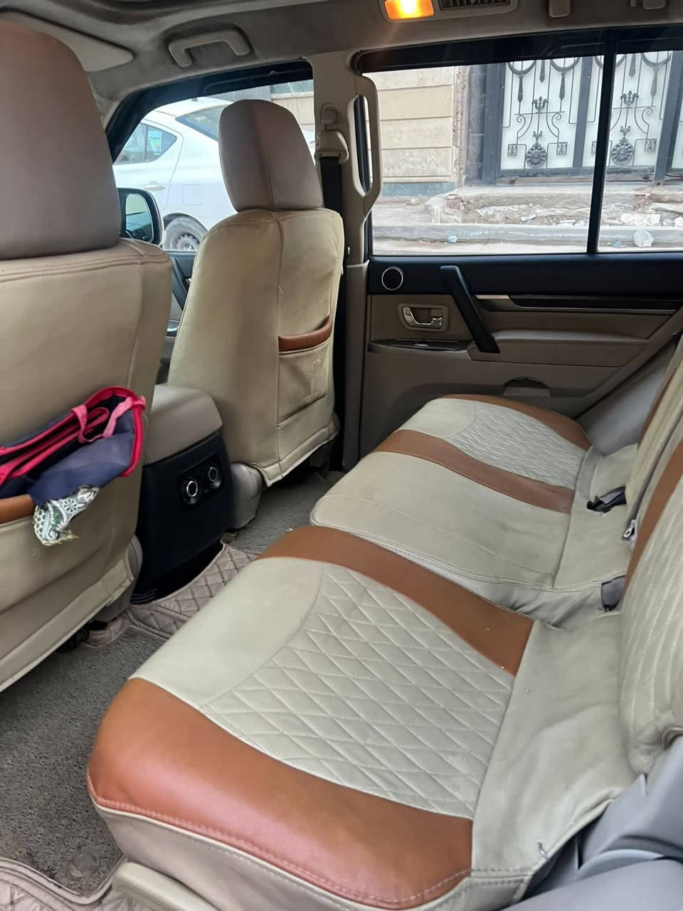 - دمام- سلايد- تحكمات استيرن جهتين- كراسي كهربائية مغلفة كامل
محرك 3500 
-صيانة عامة مسويلها
- تايرات جديدة تخم- باتري جديد
- صدر امامي خلفي كله تبديل جديد
- تبريد، تبديل  الفريز الداخلي، وصيانة اله- الراديتر تبديل بأكبر
مكفولة فقط شخوط بالبلاستيكات مال الدعاميات. البدي والكير والمحرك مكفول 
- السعر المطلوب: 20,000 دولار وبيها مجال رقمي ***********
