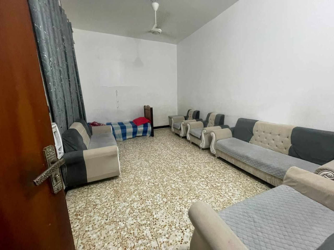 منزل معروض للبيع طابوو صرف
عنوان ديوانيه 

حي الفرات قرب شارع الصب او قرب التقاطع 

المساحه:- 191م عرض الواجهه 9م

البناء اساس كونكريت البناء بلوك وطابوگ 

يحتوي ع 

غرف نوم عدد 3

مطبخ

استقبال غير متكامل

صاله 

صحيات 

المنزل مطلوب للبلديه 19مليون تسديد سنوي بالسنه مليون دينار

السعر باليد 98 وبي مجال جداً بسيط
للتواصل ***********
