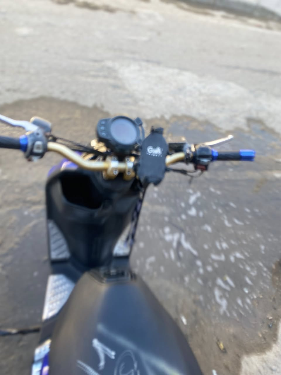 السلام عليكم دراجه جبلي الدراجه محركها خير من الله شلعه و معدل الدراجه نكره سلف بكل وقت كيج سرعه كيج بانزين كله شغال عالي ناصي أشاير بك لايت كلها شغاله الدراجه نقصها بس سواده مال هندر و سبايدر الدراجه بيها ستيرن رياضي و دشبول رياضي السعر 800 وبيها مجال حك الجيه المكان الغزاليه شارع المركز الرقم ***********
