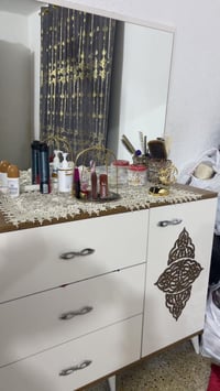 غرفه للبيع • نضيفه • بيها مجال