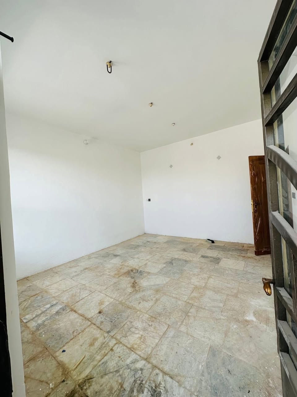 بسعر مناسب جداً
مجمع انوار كربلاء - شارع الرابط الزبيلية - قرب سيطرة الابراهيمية - على الشارع الرئيسي مباشرةً 📍

 

دار 100 متر وجه 7.5 متر 

طابق ونص بناء طابوك

الطابق الاول : كراج صغير - مطبخ - استقبال - غرفة نوم - صحيات - منور - صالة

الطابق الثاني : منور - غرفة نوم - بلكونه

الارضيات مرمر 

البناء طابوك جمهوري وصب كونكرت

السعر : 58 مليون فقط بيع مستعجل

نوع العقار ملك صرف اقرار محكمه

للأستفسار : ***********
واتساب : *********** 

عنوان المكتب : سيف سعد - مقابل جامع محمد الجواد - على الشارع العام مباشرةً 📍

#عقارات_كربلاء #كربلاء #عقارات #الهرم_الذهبي_للعقارات
