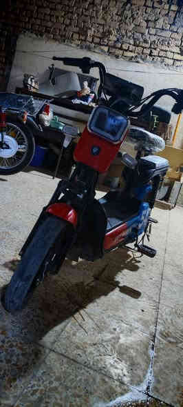 السلام عليكم دراجه شحن للبيع دراجه حلوه و نضيفه مثل ما كدامككم الَدراجه عنوانها ميسان العماره حي المعلمين و سعر الدراجه 360 و بيها مجال للتواصل ***********
