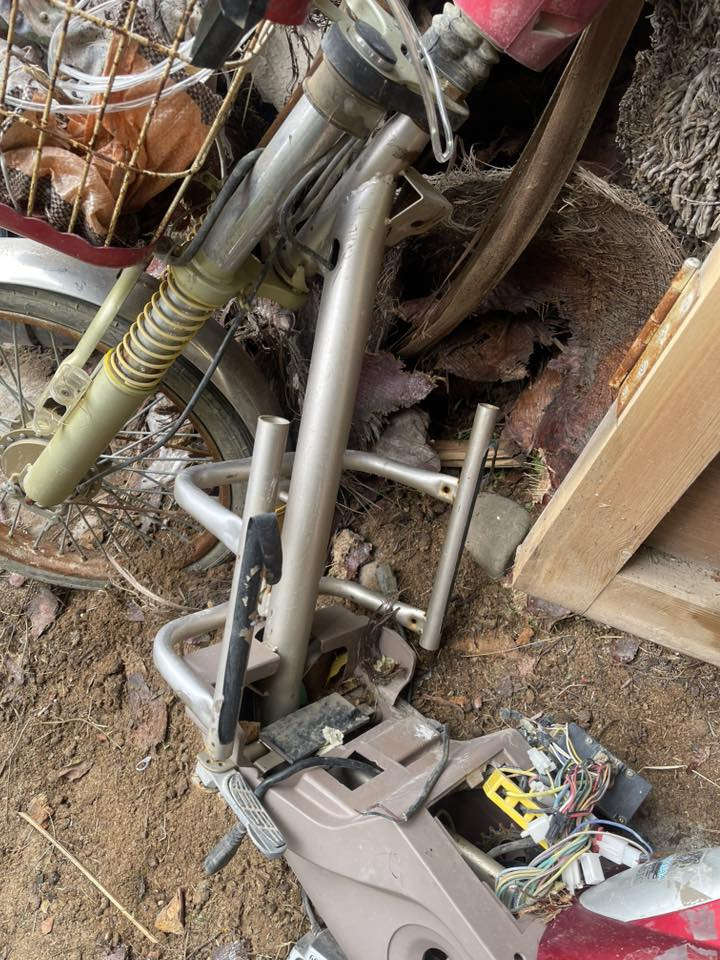 السلام عليكم دراجة شحن  ٥ باتري مشتغلة اقل السنة ومتروكة من ٢٠١٦ نقصها حاضن بطاريات وبطاريات ، وجوزة يمكن مال تشغيل ، سويجها وبصمتها موجودة . مكانها بغداد الجهاد 
ابيع كوم حديد 
حط سعرك واخذها 
***********
