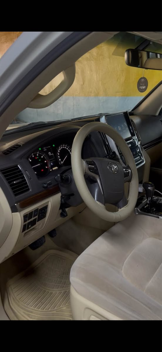 LANDCRUSIER  
مۆدێل : 2016
مواسەفات VXS 
مواسەفات لێگزز مەکینە 8 پستن 5.7
ماوەی ڕۆیشتنی 150 هەزار کیلۆمەتر 
بەبێ سبوغە تەنها 2 جێ تەحدیلی گچکەی هەیە 
نرخی 450 وەڕەقە 
بۆ پەیوەندی کردن : *********** سوران, أربيل
