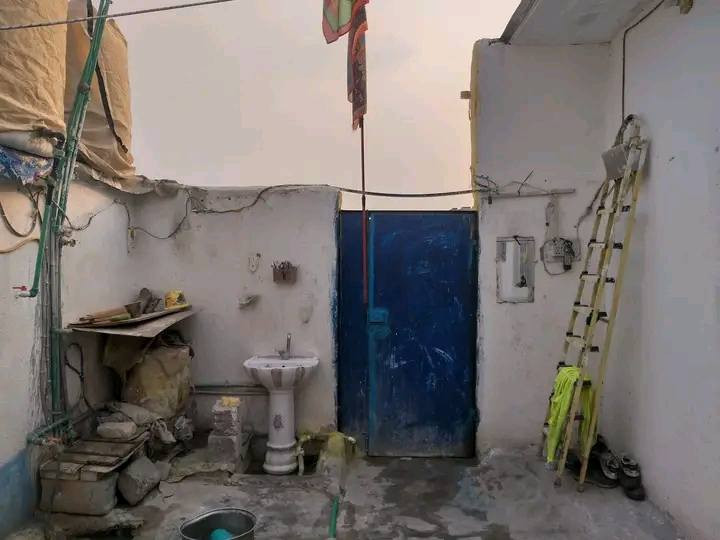 السلام عليكم بيت حواسم مساحه 150متر المكان حي شرطه مقابيل مستشفى تركي يم جملونات زرك يمنه ربع شوراع تبليط يطلع مكون البيت من غرفتين خمس متر طول ولعرض ربعه مع هول ربعه ونص طول وعرض مطبخ ثلاث ونص طول العرض ثنين ونص مع ديوانيه طول خمسه العرض ربعه حمام داخلي طارمه ربعه بتلاثه مع يحتوي البيت بنكات سغف مع ثلاث سبالت مع خط نت مشمولين بتمليك جديد االقرار نزل عن الحكومه قررته سعر 25/ ***********
