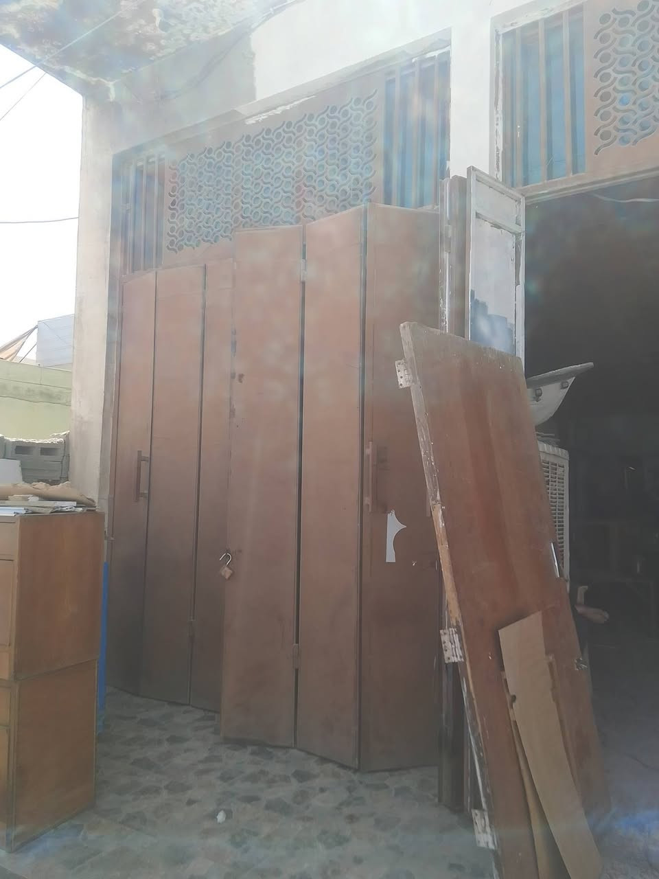 معرض ونجاره للبيع الموقع حولي الشهداء مقابل حي المثنى نزال 17متر اضافه الى مخزن نجاره  4،*8 للستفسار على الرقم ***********
