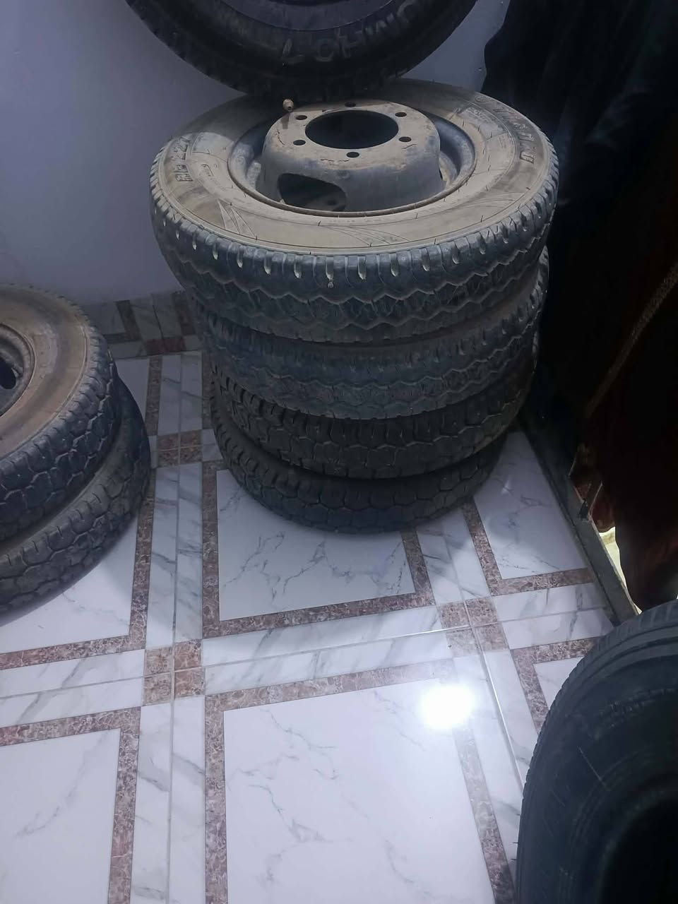 السلام عليكم للبيع تايرات مع ويلات العدد 6 جدد ابلاديات مال فحل حجم 13 سعر الزوج 140 وبيهن مجال للاستفسار الاتصال على الرقم ***********
