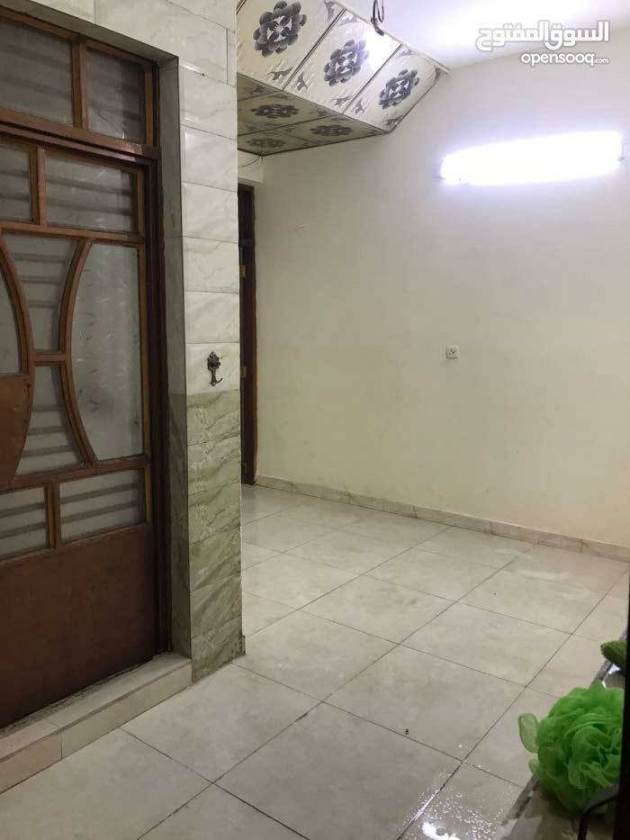 شقه للايجار  قي الاعظميه  قرب جندي ابو الحنطة
طابق ارضي 
🎆/  تحتوي على صاله وغرفتين  ومطبخ وخدمات  
 الايجار 500الف
***********
