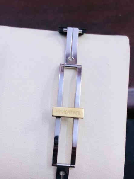 ساعة رايموندويل جنيف /نسائي 
‏ / كاربون RAYMOND WEIL
كوارتز- اصدار خاص 
 تغليف ذهب - قفل فراشه  
انتاج الثمانينات من النوادر      
لوك غير مستعملة 
للاتصال ***********
