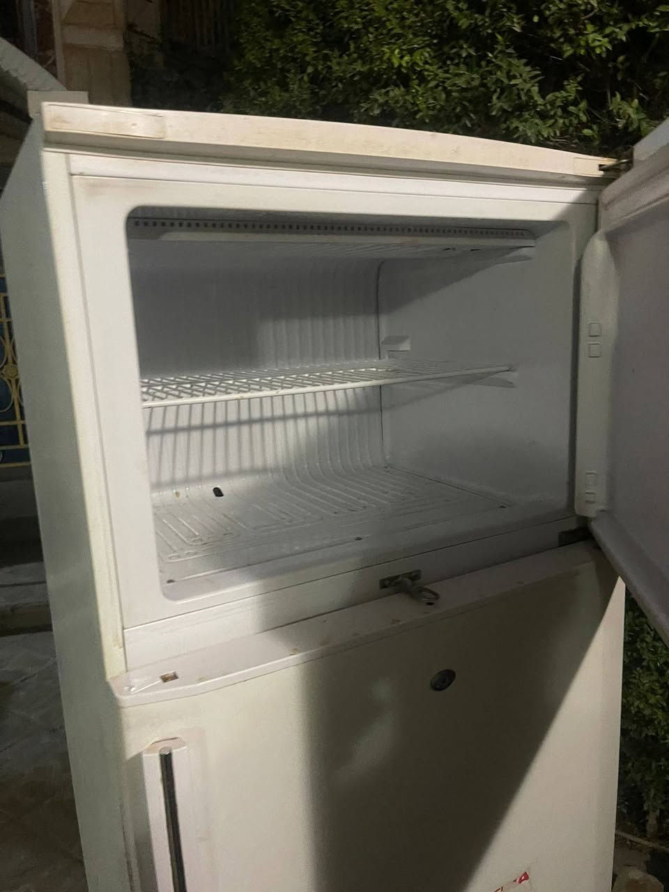 ثلاجة مستعمله للبيع استعمال سنه واحده السعر 225 كربلاء القادسية ***********
