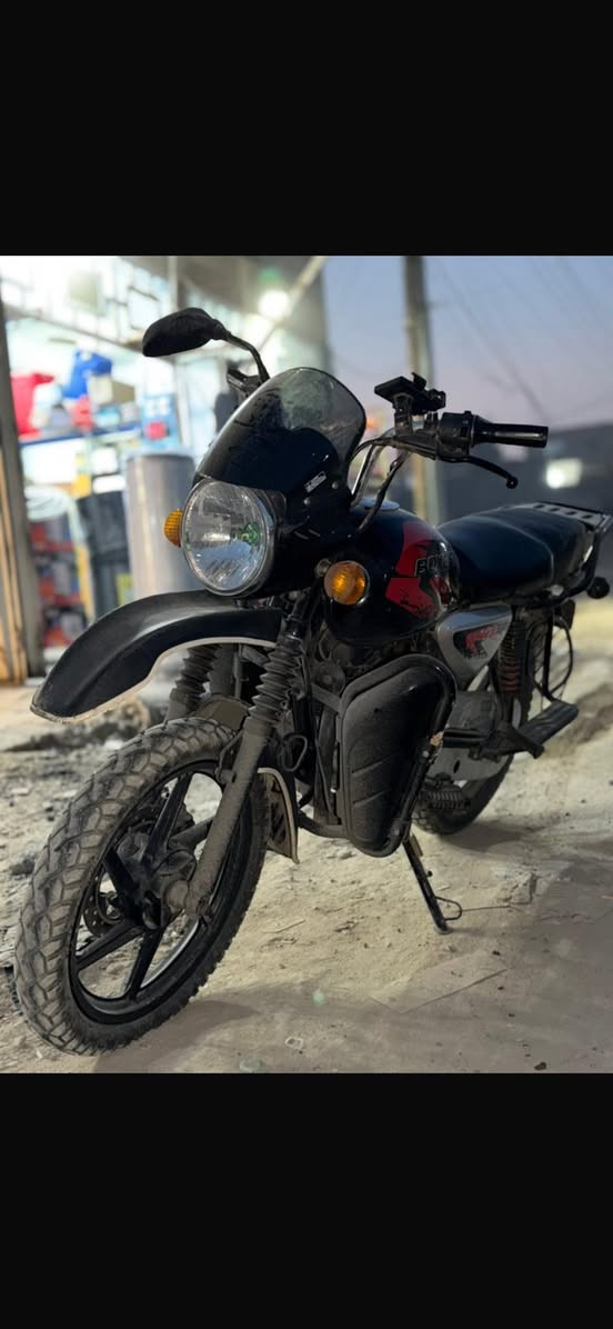 دراجه للبيع بوكسر جبلي  2022 مرقم سنوية باسمي لوحات انكليزي مكينة مبدل الها قبل شهر جديدة . المكينة 2023 دراجه جاهزة مابيها نقص مكفوله كفاله عامة باسمي لايت زنون اصلي.  العنوان بغداد الشعب سبع قصور الاتصال السعر 2مليون 450 بيها مجال حك الجية  ***********
