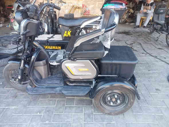 من رخصة الادمن دراجه معوقين ٣ تايرات نظافه فوووول ماشيه شهر فقط بطاريات ١٠ ونص السعر ٦٠٠ الف الاتصال على الرقم ***********
