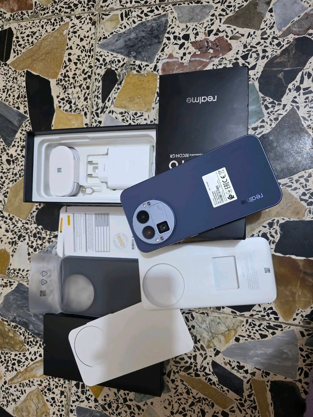 ريلمي gt 8 pro لون بنفسجي نسخة عالمية ذاكرة 512  رام 16 استخدام شهر فقط شرط الملحقات والكفر وكلشي ممستخدم بي للبيع السعر مليون و175 مجال جدا بسيط عنواني بغداد اي استفسار عالرقم *********** ماعندي توصيل