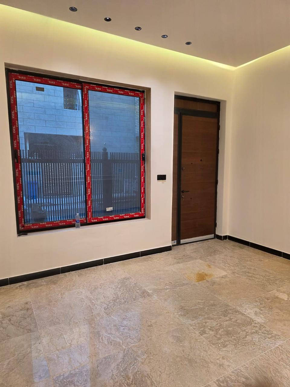 فرصة مميزة للإيجار في زيونة – محلة 710

دار حديث (زيرو) للإيجار 🔥
موقع هادئ وقريب من الشارع والخدمات

🔹 المساحة: 50 متر
🔹 يتكون من:
• 3 غرف نوم
• صالة + مطبخ + خدمات
🔹 تصميم مرتب ومناسب للعوائل
📞 للاستفسار: ***********1
