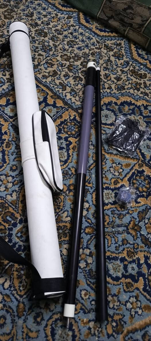 كيوب كاربون فايبر جديد ما مستخدم نهائيا 

يجيك بهذي النظافه وملحقاته كامله 
حافضه جديده باللون الابيض 
جف اسود خامته ناعمه 
جوك ازرق زيتي 

قيم بما يرضي الله واخذ 
مكاني النجف حي الامير 
***********
