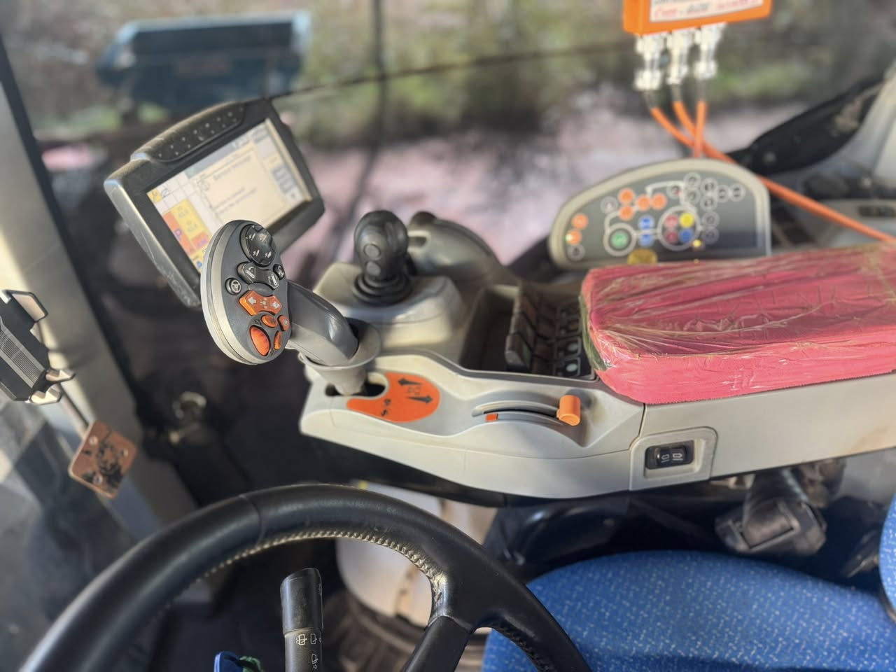 للبيع مكينة نيوهولند حجم ٢٥٠ موديل ١٤ مع ليزر عرض ٤ متر سعر ٨ دفاتر 
***********
