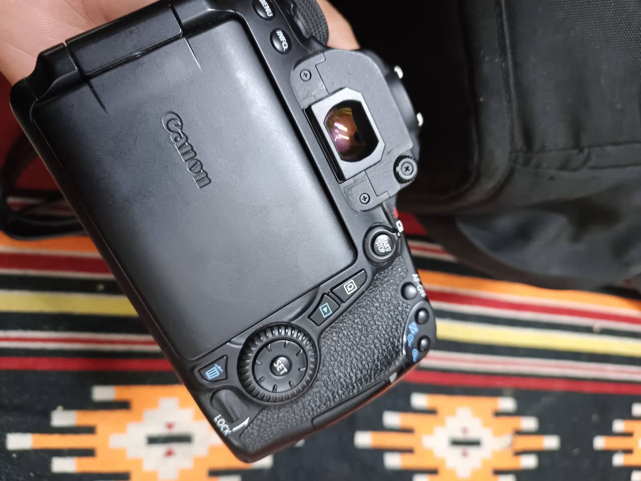 السلام عليكم بسبب الوعود الكاذبة  عندي كانون 70دي للبيع 
نظافه كدام عينك
ملحقات. وعدسه. وكرب وبطاريات 2 وشاحنة عنواني بغداد واتساب موجود ***********
مستعجل على بيعه لسبب ضرف 
سعرة 450
