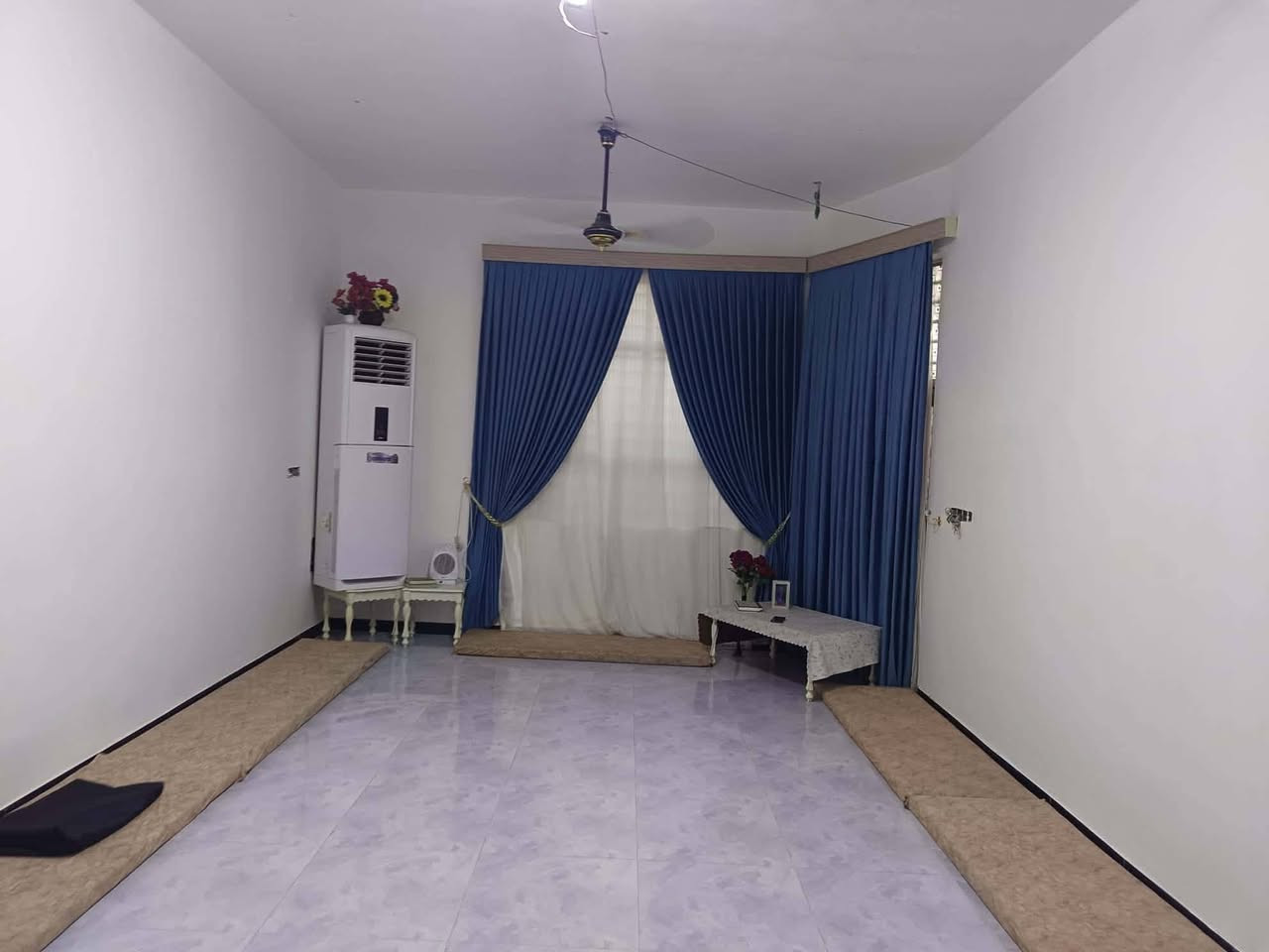 سلام عليكم
الدار للبيع المساحه 200م واجه10×20 طابقين

يتكون من 4غرف      كهرباء بوري
                               ماء حديث

صاله 10×5

مطبخ5×5    مطبخ حار

إستقبال 8×4ونص 

مجمع صحي داخلي وخارجي

كراج سياره كبير

مناور عدد 2.  درج دور مرمر درجه أوله

الطابق الثاني يحتوي على 

غرف عدد 2 مع بالكونات

صاله كبيره 

مجمع صحي 

ملاحظه الدار سيراميك للسكف 

طابوق نهروان صب كونكريت مسلح 

العنوان علوة الفحل شارع قاعة الحديد 

الاستفسار *********** يوجد واتساب
