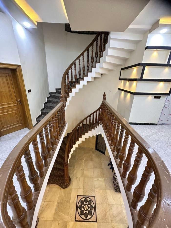 ( بيت للأيجار - الطويسه )
- مؤثث جزئياً 
العنوان :  الطويسه - قرب الشارع📍
المساحه :  310 م  
- غرف منام 6 
- ⁠صحيات 3
- ⁠حديقه وكراج 
- ⁠سبالت ومطبخ ومراوح وسخان 

سعر الأيجار :  25 $ ورقه 🔴 
--------------------------------
 ( شامل الماء والكهرباء والأثاث )
للتواصل : 
***********
*********** 
***********
