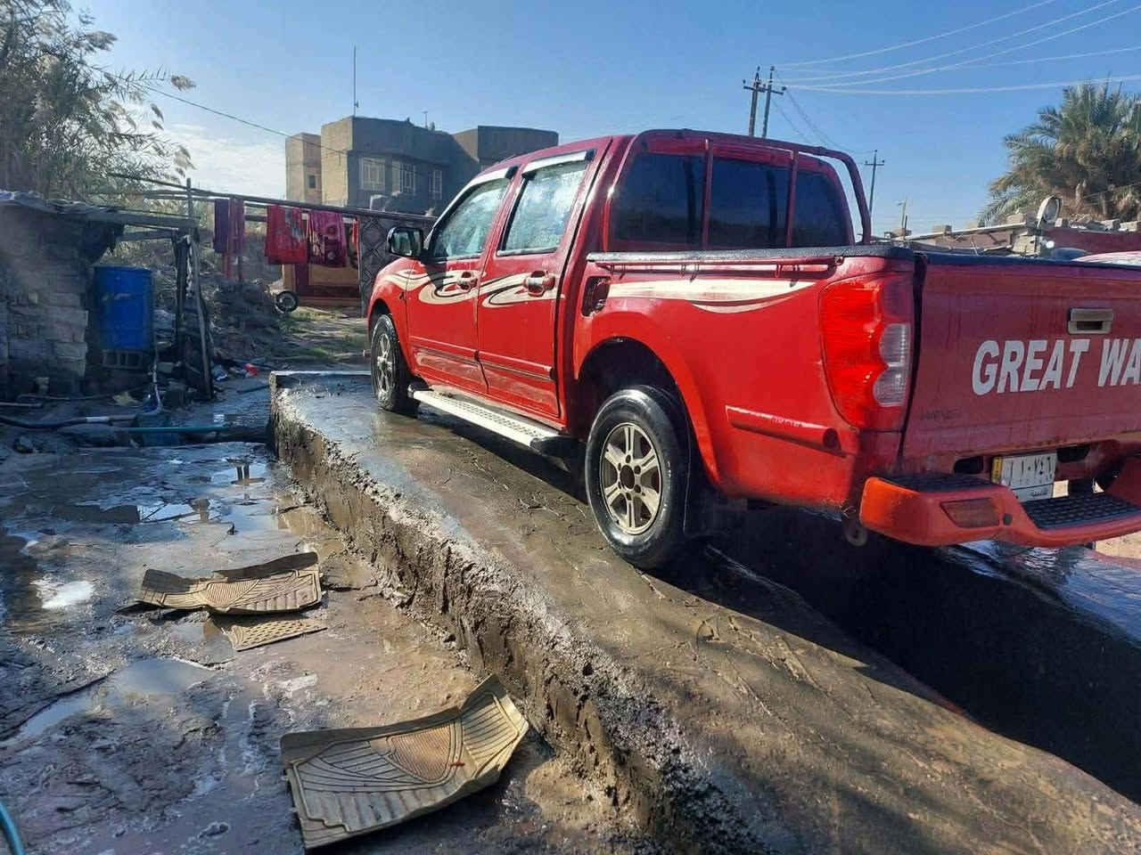 للبيع موديل 13 مكينه وكير وتبريد شرط حداديه أمامي وخلفي جدد تخم تاير مانقصها شي السعر 50 وبيها مجال مكان السياره سماوه رميثه ***********
