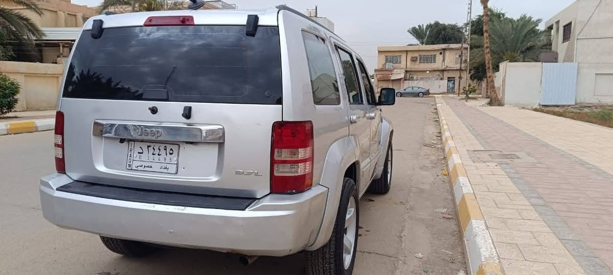 السلام عليكم
جيب ليبرتي 2008 محرك 3700
رقم بغداد مشروع وطني سنويه ٢٨ با اسمي السيارة بدون ضربة وبدون حادث ولاصبغ جاهزة من كلشي ادامه كامله لايت زينون تخم تاير ياباني حداديه خلفي امامي تبريد السعر ٩٠ 
مكان السياره ناصريه مركز 
للاستفسار ***********
