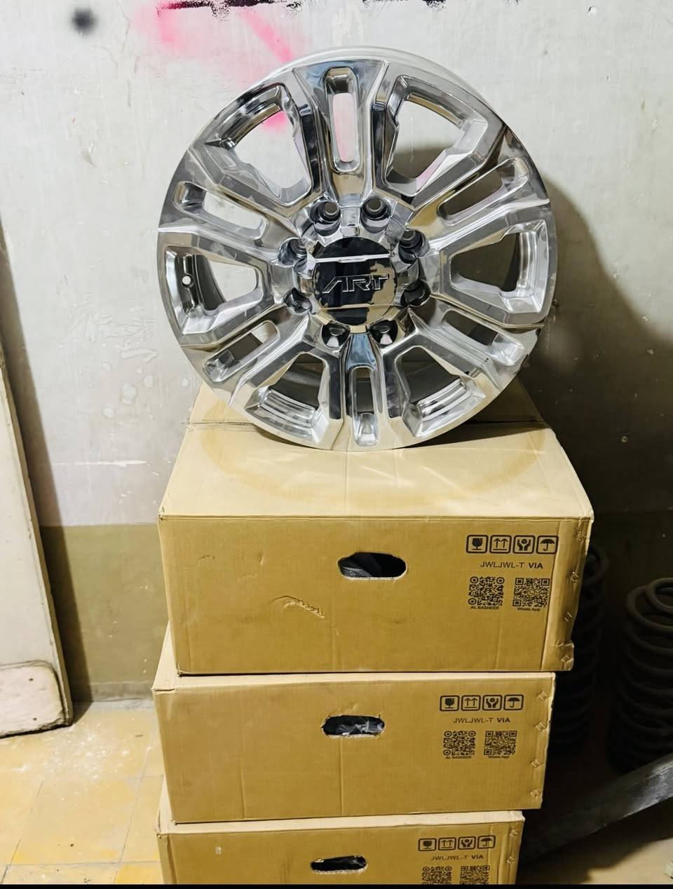 السلام عليكم للبيع تخم ويل همر h2 كروم جديد غير مستخدم حجم 20 8براغي ***********
